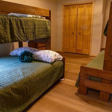 Twelve Pines Resort - South Lodge With Private Pier On Catfish Lake Eagle River Extérieur photo