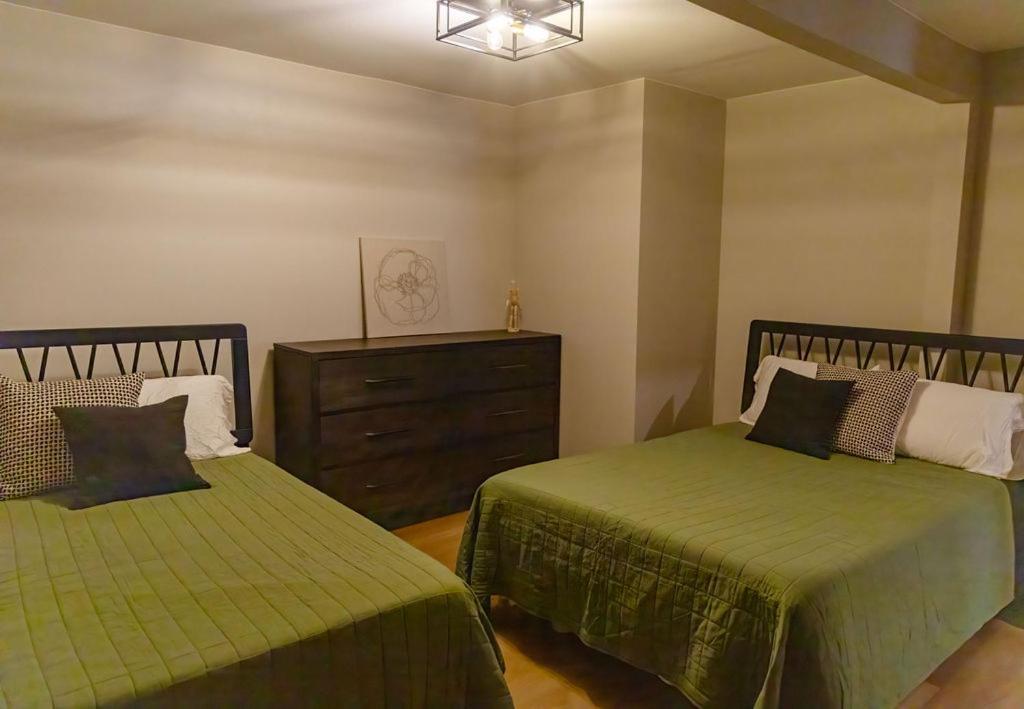 Twelve Pines Resort - South Lodge With Private Pier On Catfish Lake Eagle River Extérieur photo