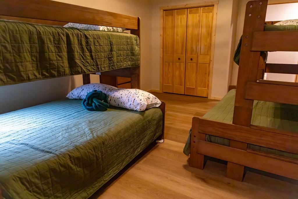 Twelve Pines Resort - South Lodge With Private Pier On Catfish Lake Eagle River Extérieur photo